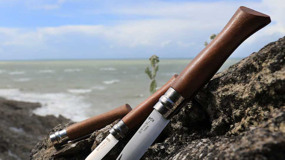 Klasyczny składany nóż Opinel No.08 Inox Lux z rękojeścią wykonaną z drzewa orzechowego